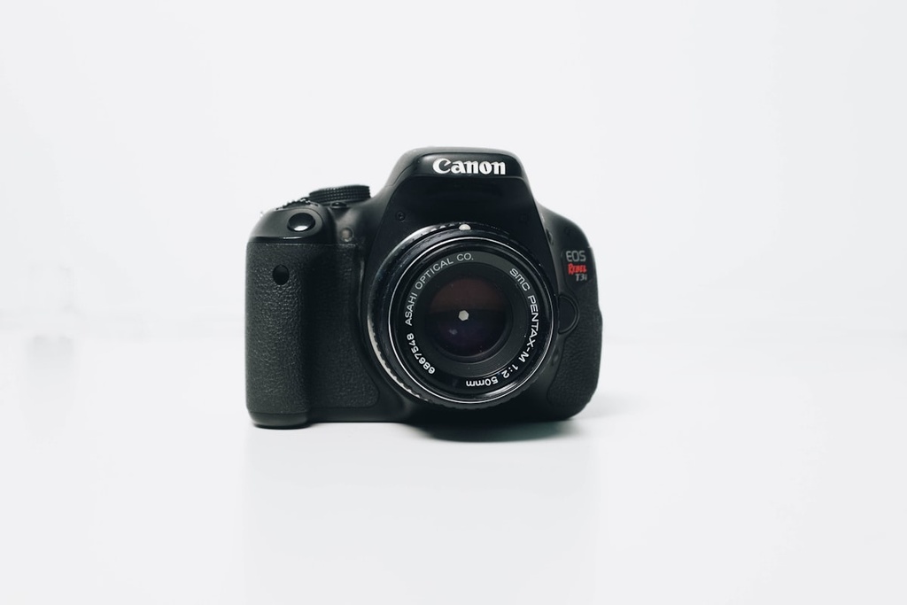 Canon EOS — كاميرا احترافية بودي + عدسة